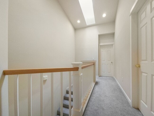 Building Photo - Comfortable 3-Bed End Unit Townhome Near F...