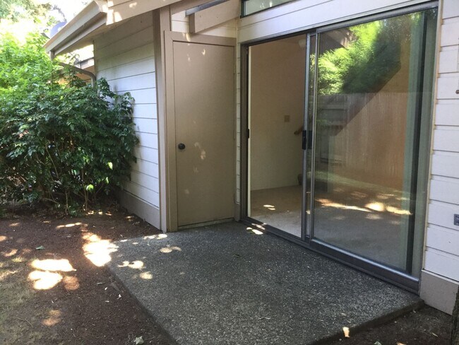 Building Photo - Charming 1-Bedroom Townhome in Hazel Grove...