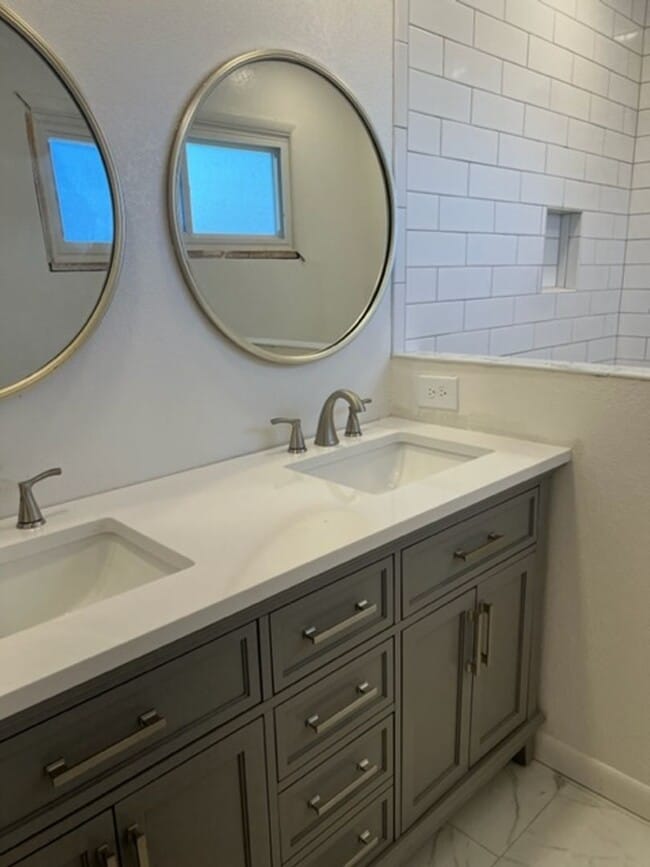 Building Photo - 4 BEDROOM HOME IN SKYWAY!!