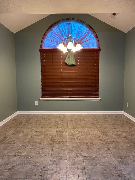 Building Photo - 2709 Crownpoint Dr