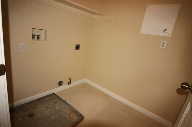 Building Photo - Spacious Home in SW Santa Rosa