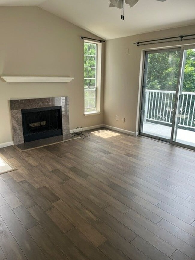 Building Photo - 2Bd/1Ba Newcastle Condo