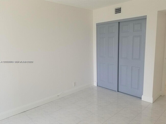 Building Photo - 100 Bayview Dr
