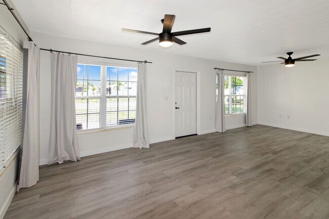 Building Photo - East Gate Annual Home for Rent
