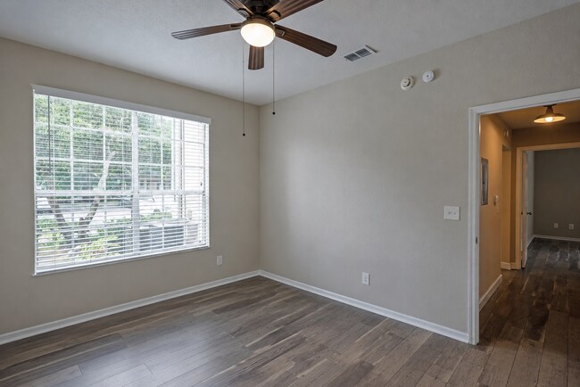 Building Photo - 13700 Richmond Park Dr N