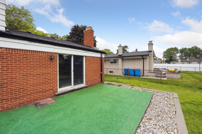 Building Photo - Move-In Ready 4 bedroom, 3 bathroom Home i...