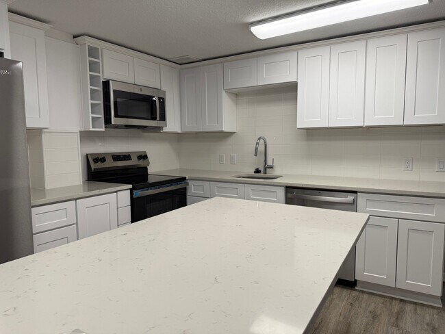 Building Photo - 400 W Texas Ave