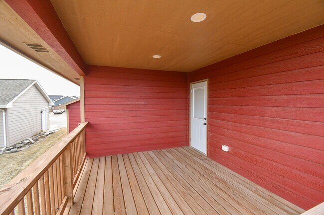Building Photo - 5 Bedroom 3 Bathroom Single Family Home North Sioux Falls!