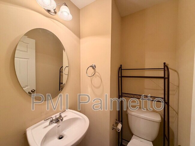 Building Photo - 1064 Kingston Village Loop