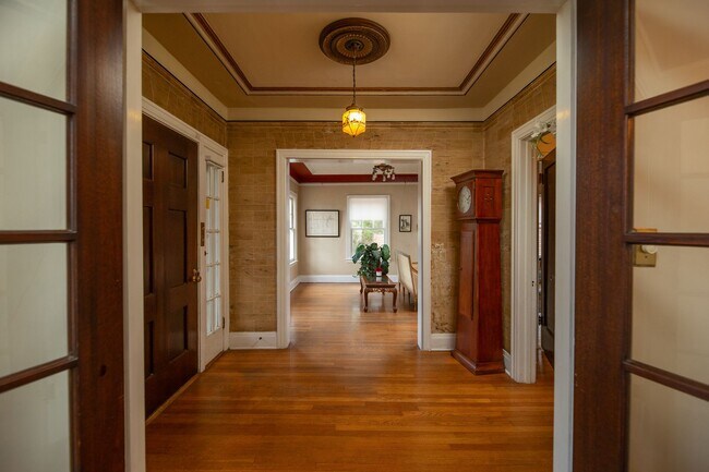 Building Photo - WONDERFUL HISTORIC 5 BED 3 BATH PROPERTY WITH CARRIAGE HOUSE