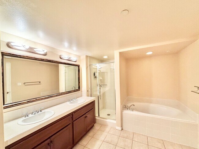 Building Photo - Whitesails at Westport at Mandalay Bay | 2...