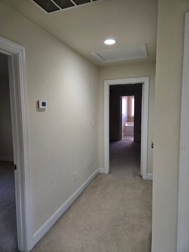 Building Photo - Lovely 3 Bedroom house near Town Center