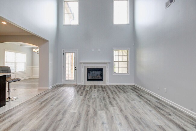 Building Photo - mega Huge wow. 4 bed 3 bath.