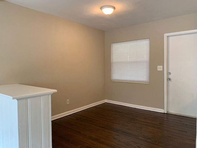 Building Photo - 4 Bedroom 2 Bath Spacious Home