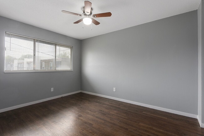 Building Photo - 421 W 87 Pl