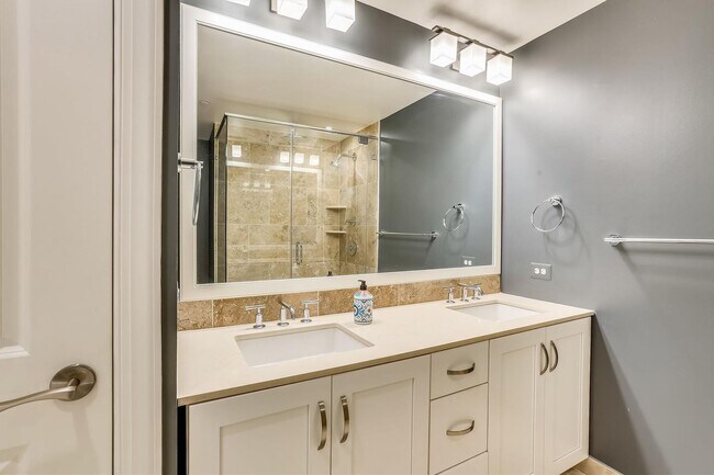 Building Photo - Gorgeous 2/2 with luxurious Lobby Level Condo in Hampden Row