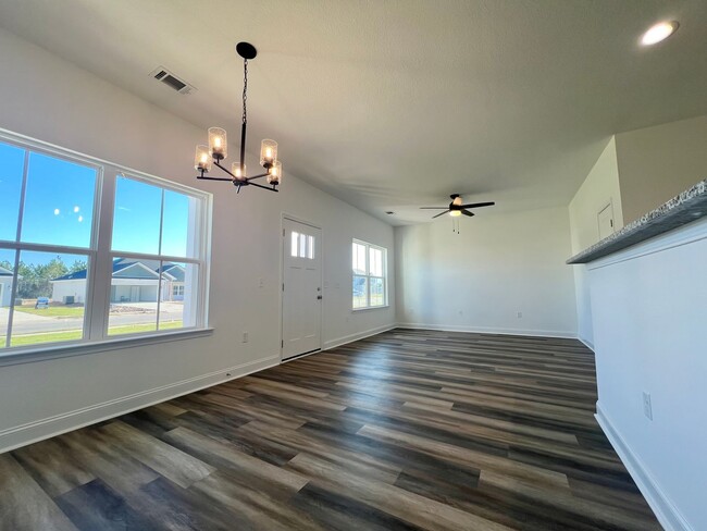 Building Photo - MOVE-IN READY [PET FRIENDLY - SMALL PETS O...