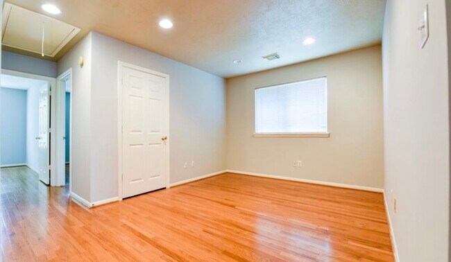 Building Photo - 4742 Stoney Point Ct