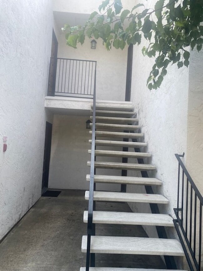 Building Photo - LOCATION, LOCATION 2 Bedroom 2 Bathroom Condo