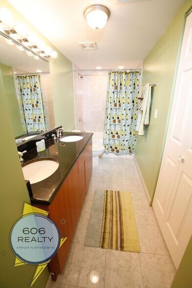 Building Photo - 6954 N Greenview Ave