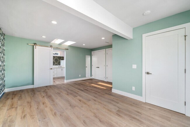 Building Photo - REMODELED 4 BD/3.5 BA RANCH STYLE HOME IN DOVER SHORES