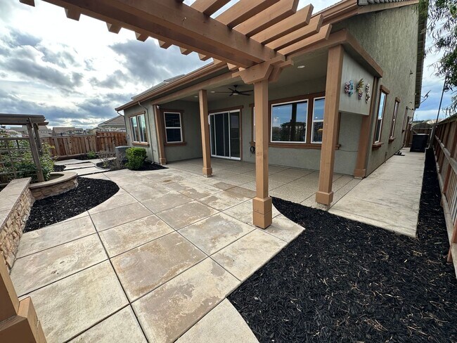 Building Photo - Stunning Lakefront River Islands Home