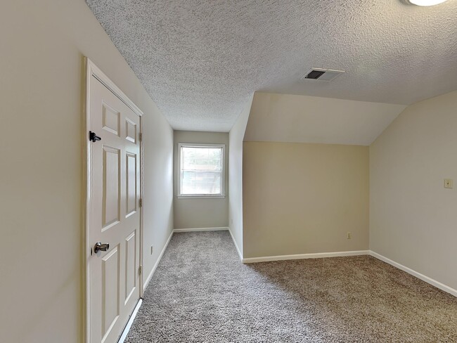 Building Photo - 5863 Pipers Green Ln