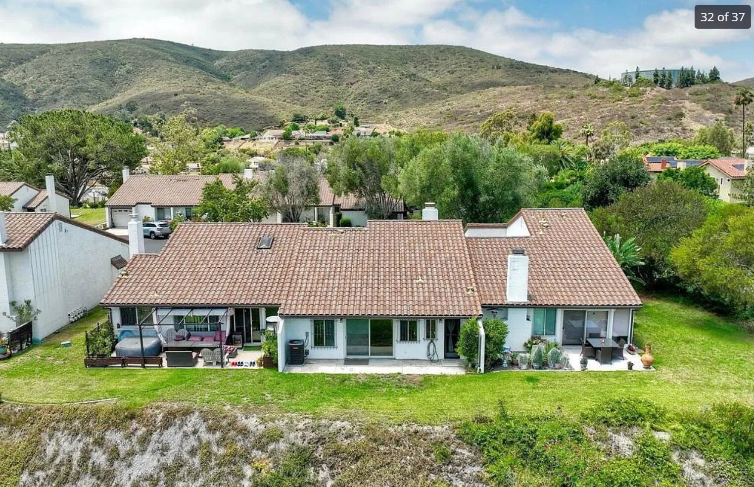 Three unit townhouses (unit for lease in center) - 14787 Caminito Orense Oeste