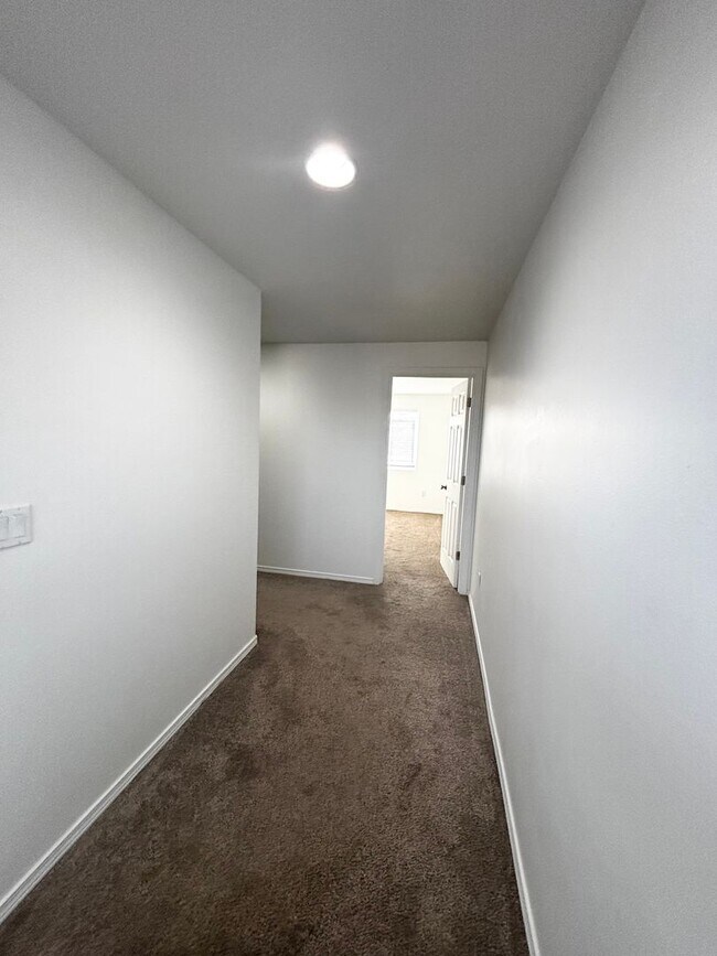 Building Photo - SW Bend House Near the Old Mill District, 4 Bdrms, 2.5 baths, A/C, Office/den, Dbl. Garage