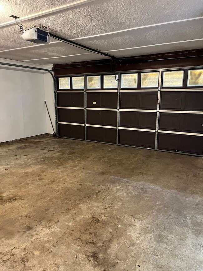 Building Photo - 3 Bedroom 2 Bathroom House in Genoa School District!