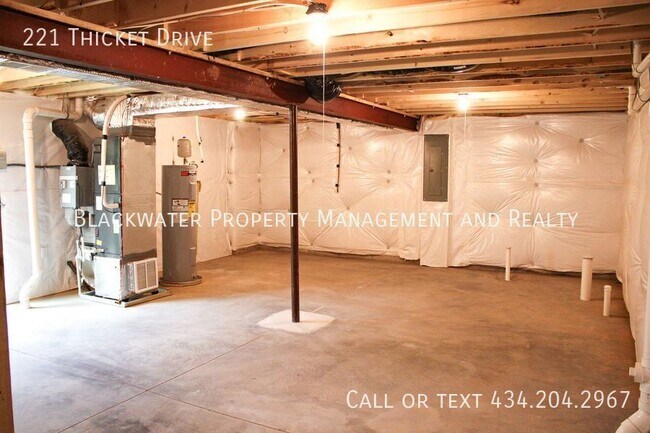 Building Photo - 221 Thicket Dr