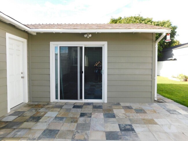 Building Photo - Charming 2 BD + Office, 1 BA Single Family Home, Eastside Costa Mesa