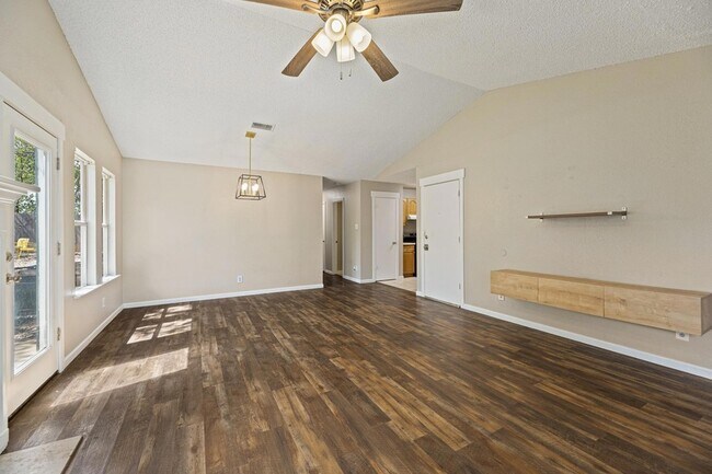 Building Photo - 906 Oleander Ln