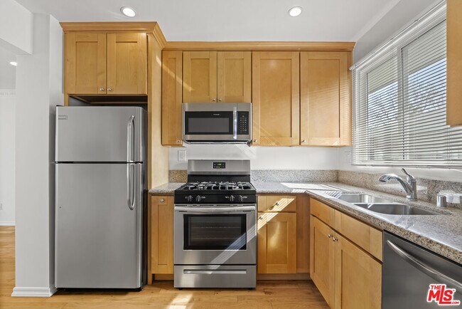 Building Photo - 1233 N Harper Ave