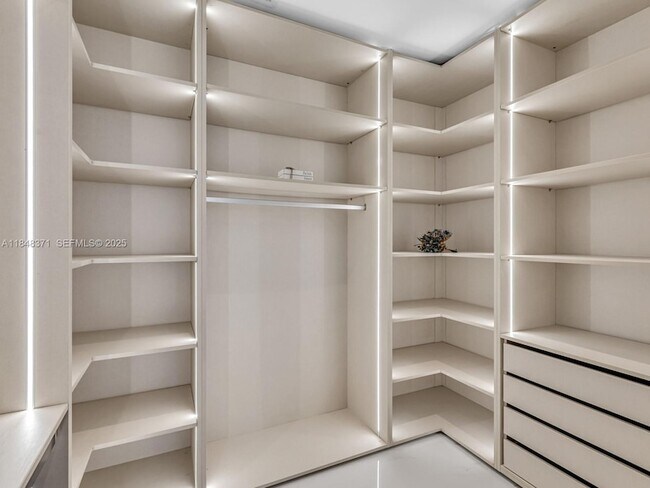 Building Photo - 700 NE 24th St