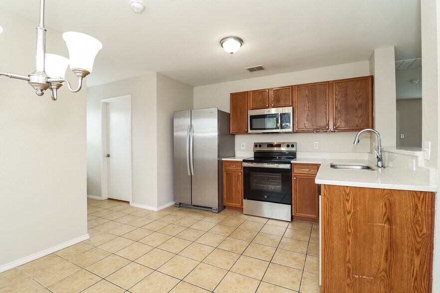 Building Photo - 2246 Midbury Dr