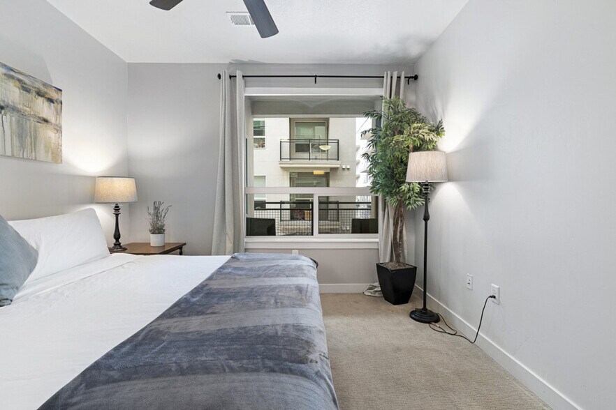 Building Photo - 489 E 400 S