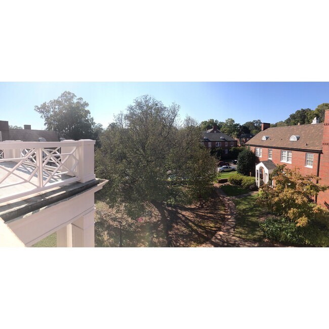 Courtyard - 2824 Thornhill Rd