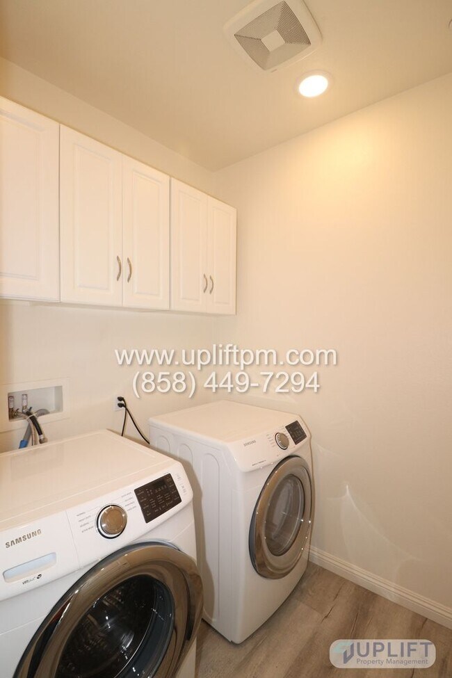 Building Photo - 3 Bedroom, 3.5 bathroom Three story Luxury...