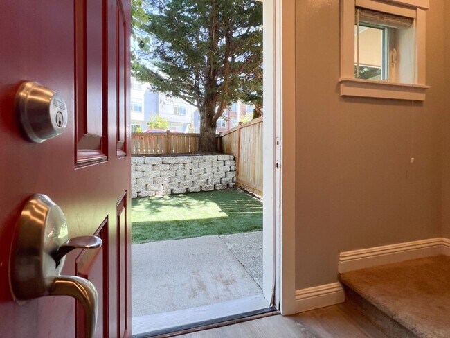Building Photo - 2Bd/3Ba Seattle Townhouse