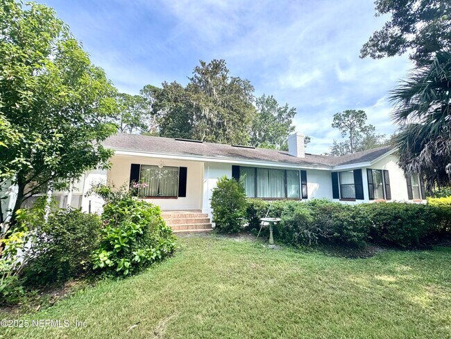 Building Photo - 1692 E Holly Oaks Lake Rd