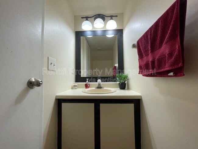 Building Photo - 2131 Crystal Dr