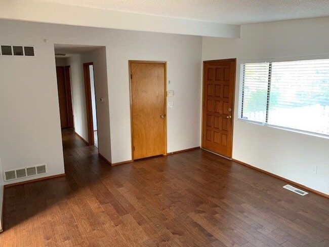 Building Photo - Newly Updated Bellevue/Interlake Rambler Home!