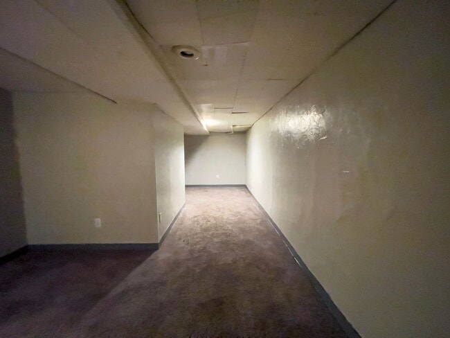 Building Photo - PRELEASING for AUGUST! Close to Campus