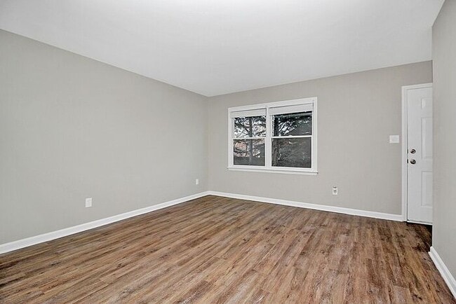 Building Photo - Updated 2BD/1.5BA Hickory Townhome