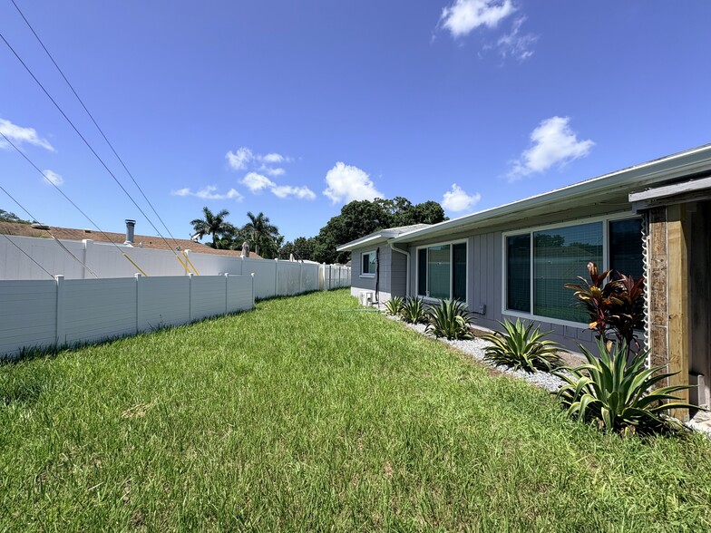 Building Photo - 10972 90th Ave