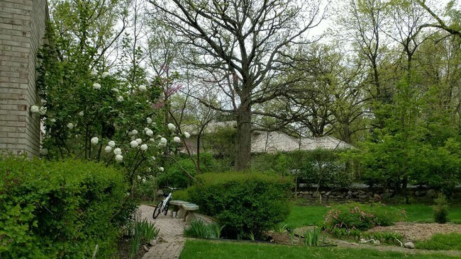 Building Photo - 33 River Oaks Cir E