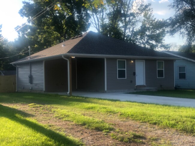 Primary Photo - 1717 N Oak Grove Ave