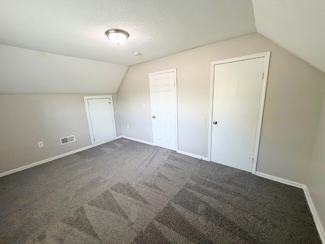Building Photo - 1111 Canary Ln