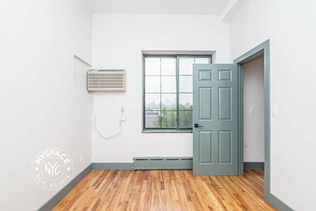 Building Photo - 52 Monitor St